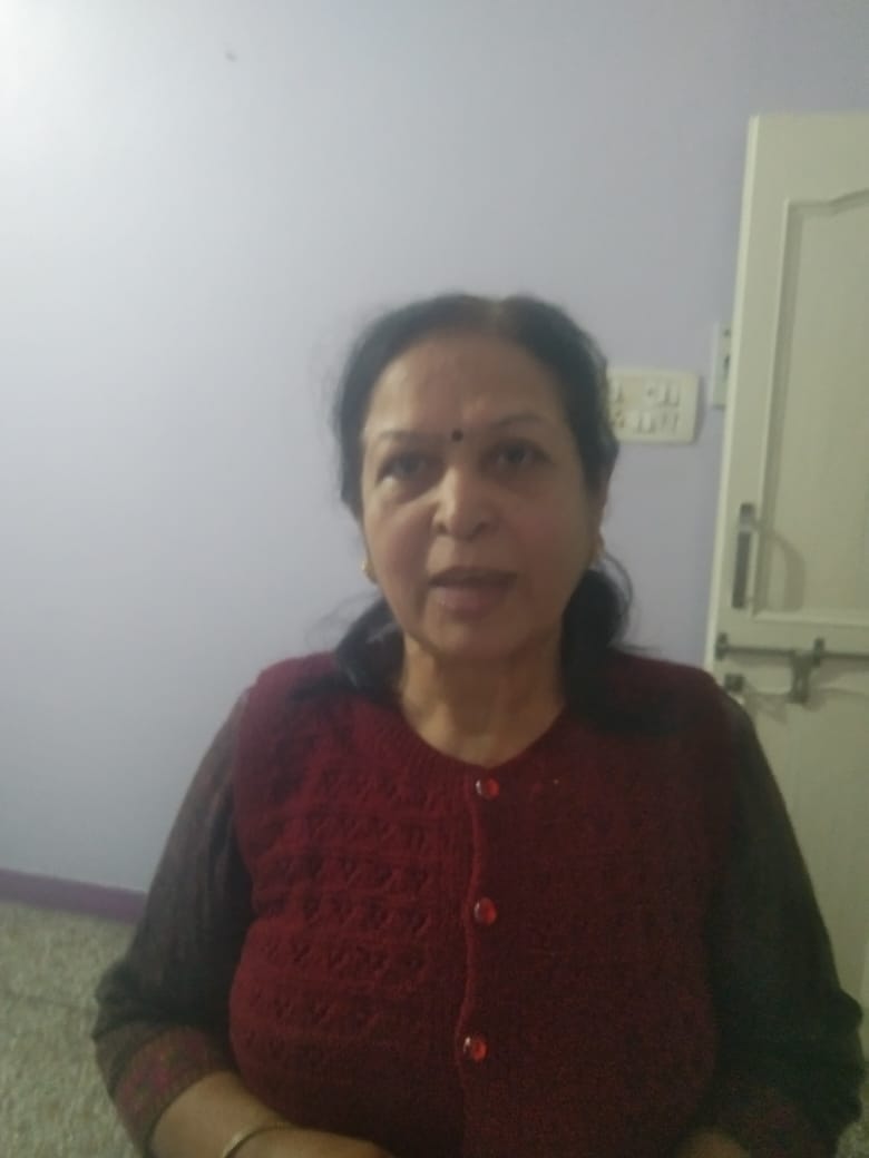 21jjrp06- चौधरीयान मोहल्ले में पौधों की देखभाल करती मीनाक्षी अरोड़ा।