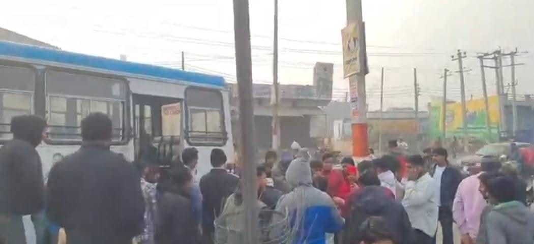 21kht_43_कैथल में बड़ा हादसा टला—अनियंत्रित हरियाणा रोडवेज बस तालाब की ओर जा गई, दीवार पर अटकी 