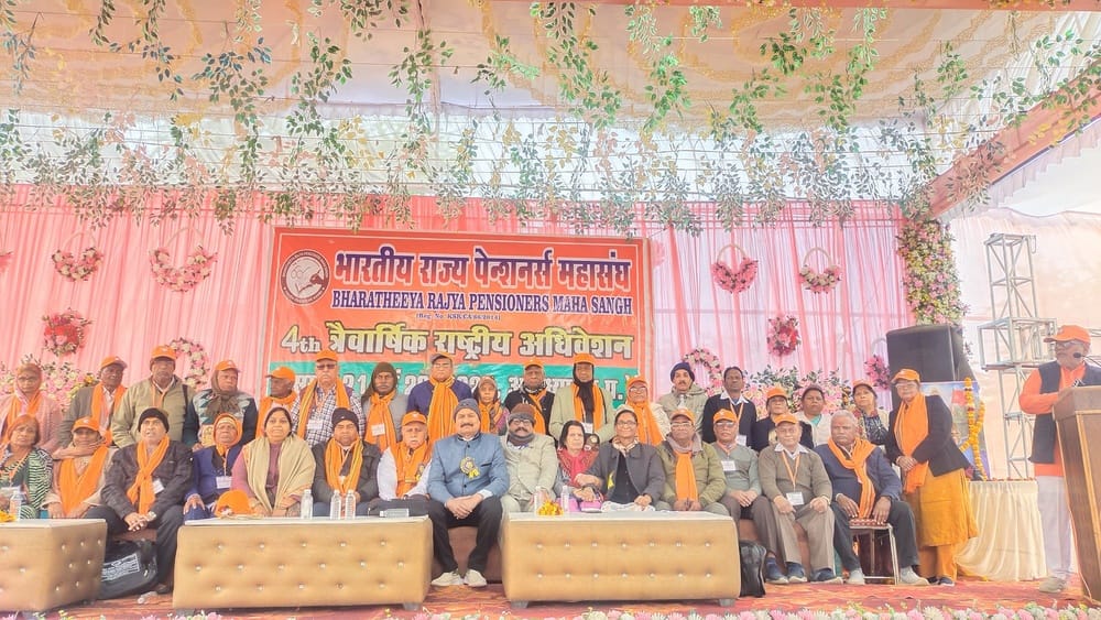 31 - देवकाली में हुए राष्ट्रीय अधिवेशन में मंच पर मौजूद महासंघ के नेता व पदाधिकारी- संवाद