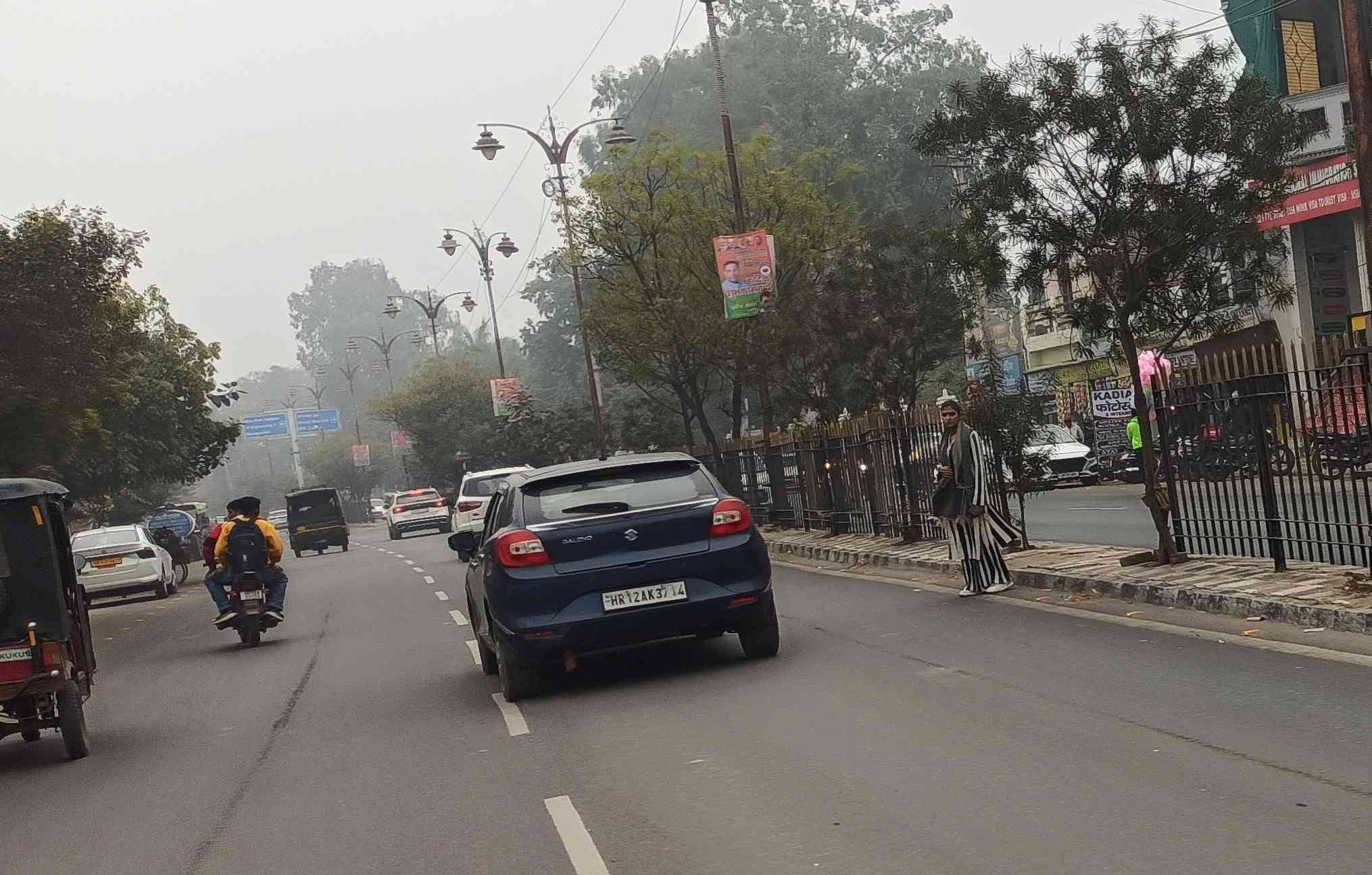 38...शहर में दिल्ली रोड के डिवाइडर पर ग्रिल टूटने से बने अवैध कट से गुजरते वाहन चालक। संवाद 38...शहर में दिल्ली रोड के डिवाइडर पर ग्रिल टूटने से बने अवैध कट से गुजरते वाहन चालक। संवाद