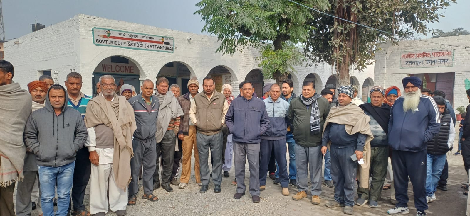 आंगन में पड़ी थर्मल की राख। स्वयं