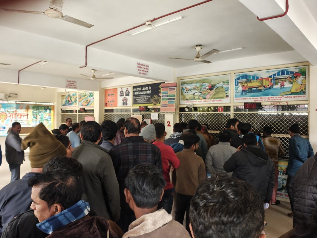 आरटीओ में दलाली करते पकड़े गए प्राइवेटकर्मी, दहशत से कामकाज ठप