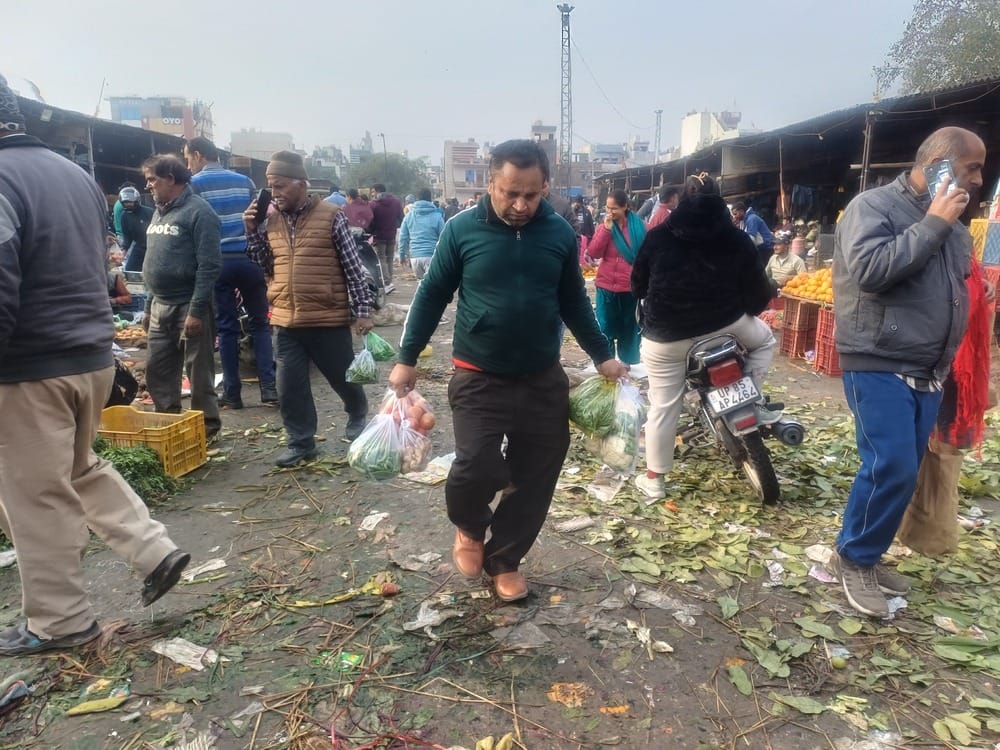 अंबाला छावनी की सब्जी मंडी का दो बजे के बाद भी खुला गेट। संवाद