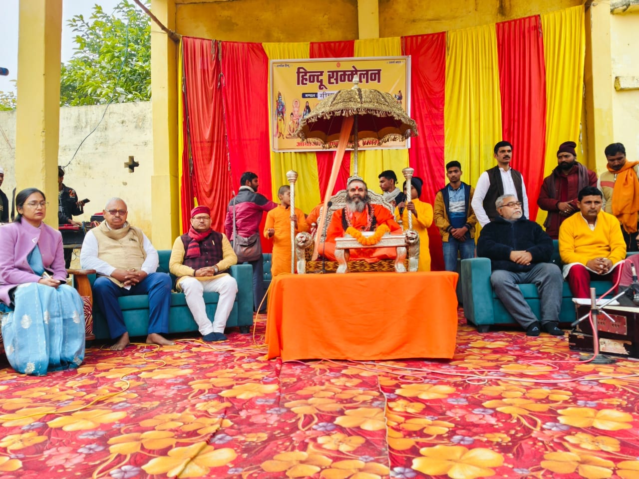 अनगढ़ में आयोजित हिंदू सम्मेलन में प्रशस्ति पत्र के साथ उपस्थित बच्चे, स्रोत सोशल मीडिया