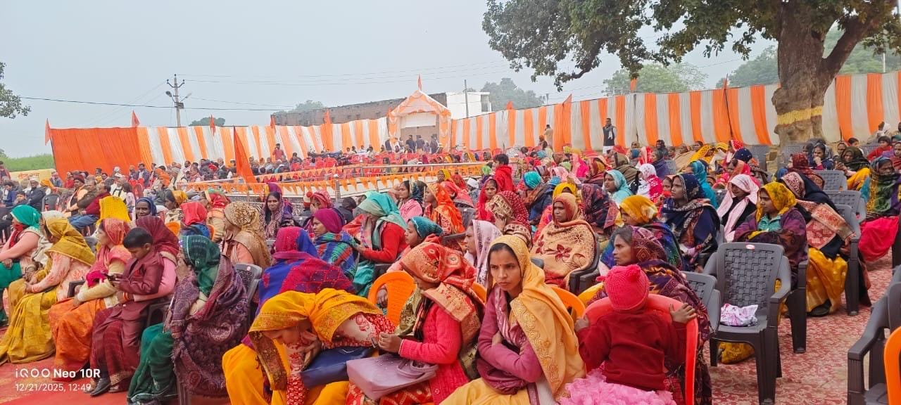 अनगढ़ में आयोजित हिंदू सम्मेलन में प्रशस्ति पत्र के साथ उपस्थित बच्चे, स्रोत सोशल मीडिया