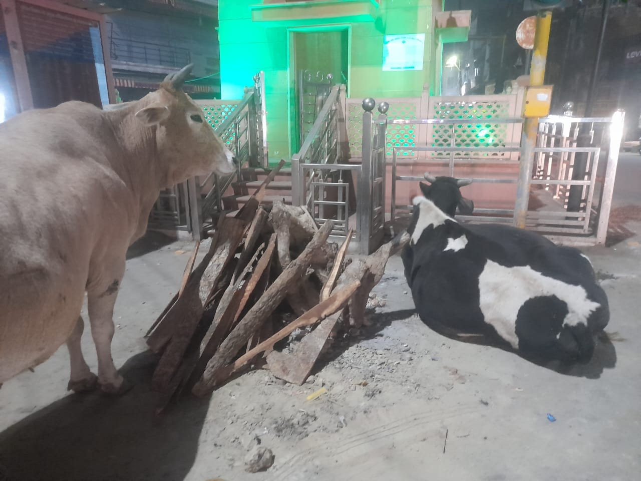 अंटा चौराहा पर बुझ गया अलाव। संवाद