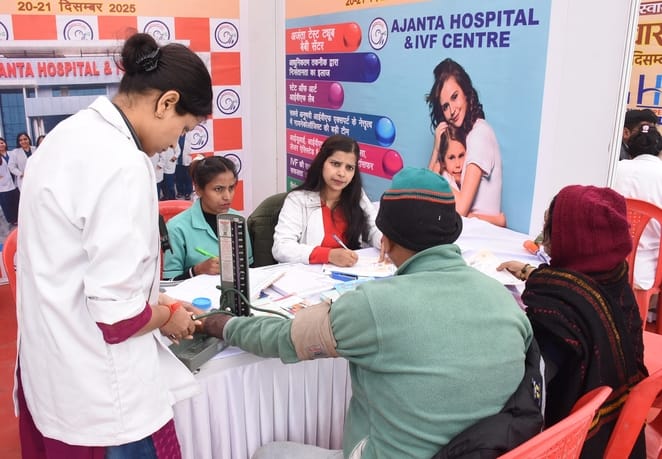 अटल स्वास्थ्य मेले में पहुंचे लोग।
