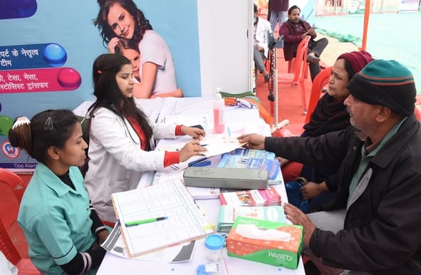 अटल स्वास्थ्य मेले में पहुंचे लोग।