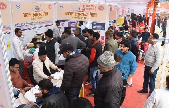 अटल स्वास्थ्य मेले में पहुंचे लोग।