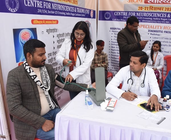 अटल स्वास्थ्य मेले में पहुंचे लोग।