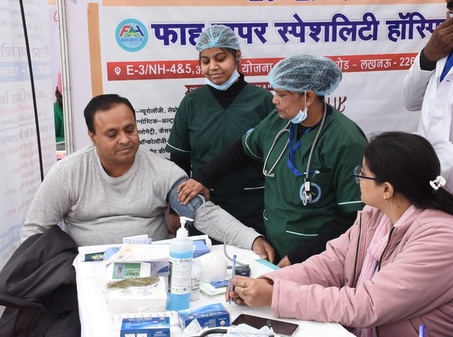 अटल स्वास्थ्य मेले में पहुंचे लोग।