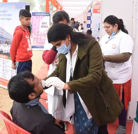 अटल स्वास्थ्य मेले में पहुंचे लोग।