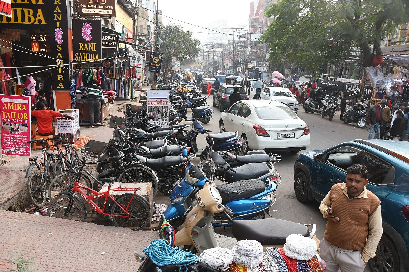 भूतनाथ बाजार में अतिक्रमण।