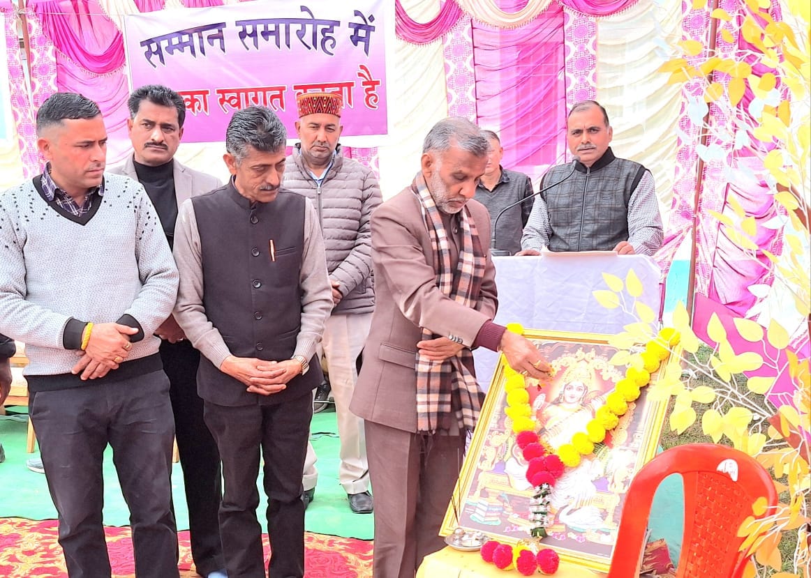 बल्हसीणा में विक्रेता संघ की ओर से आयोजित सम्मान समारोह में मौजूद विक्रेता। संवाद बल्हसीणा में विक्रेता संघ की ओर से आयोजित सम्मान समारोह में मौजूद विक्रेता। संवाद