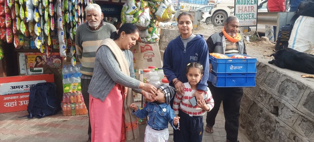 बद्दी में दून के विधायक राम कुमार चौधरी प्लस पोलियो अभियान के दौरान बच्चे के दवाई पिलाते हुए- स बद्दी में दून के विधायक राम कुमार चौधरी प्लस पोलियो अभियान के दौरान बच्चे के दवाई पिलाते हुए- स