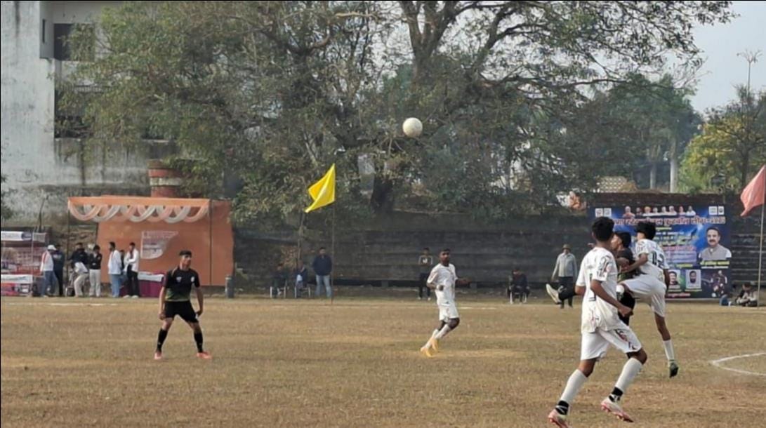 चोट लगने के बाद गिरे खिलाड़ी को उपचार देते डॉक्टर
