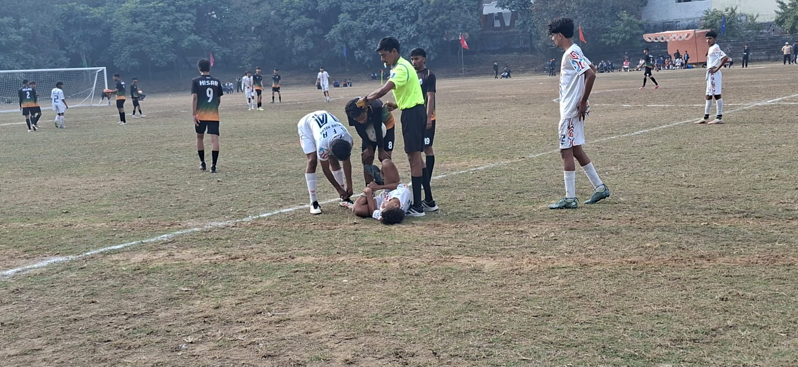 चोट लगने के बाद गिरे खिलाड़ी को उपचार देते डॉक्टर