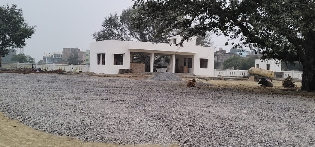 फोटो-07-स्टेडियम का निरीक्षण करते उप निदेशक अरविंद कुशवाहा। स्रोत-संवाद