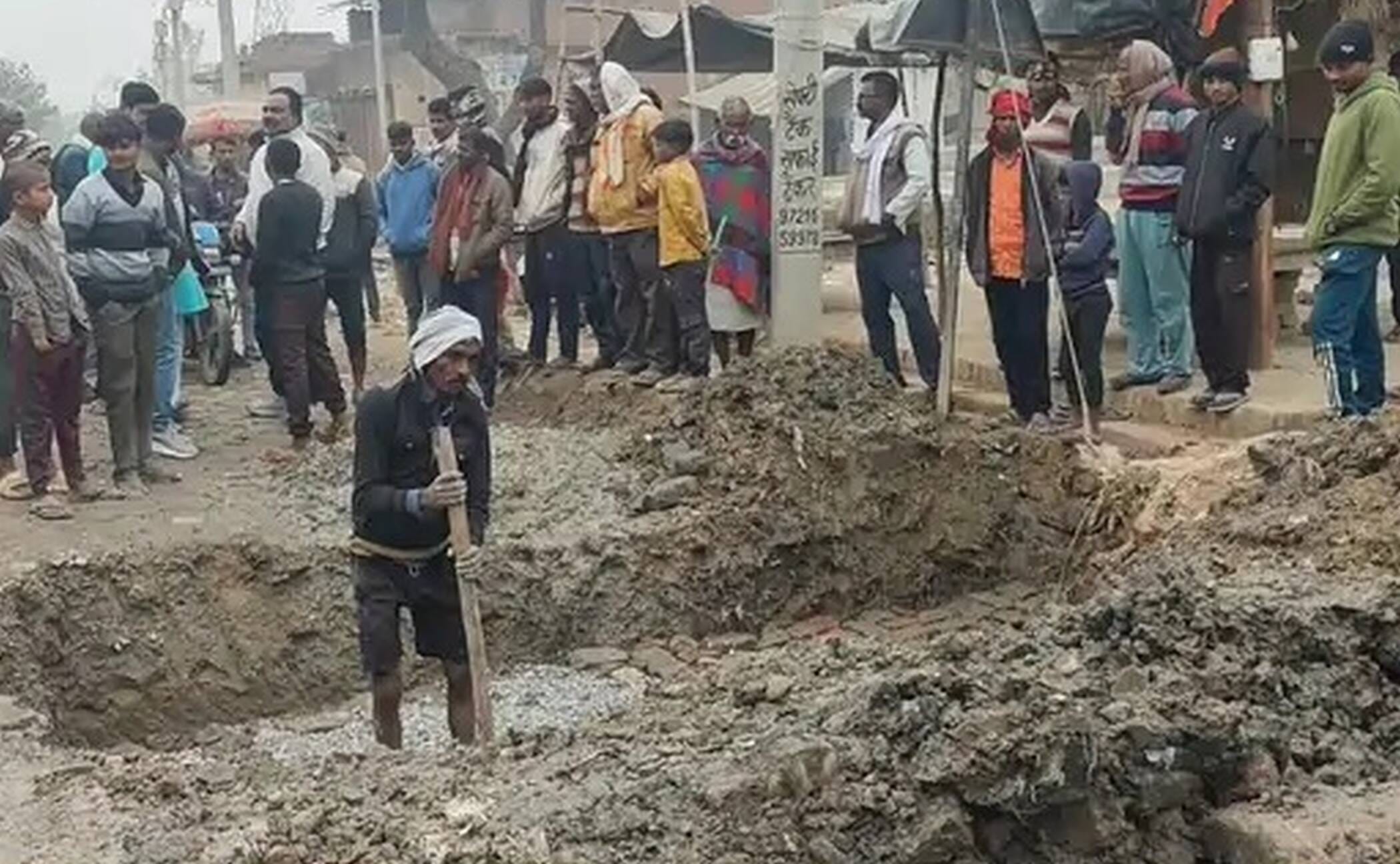 फोटो-33-पुलिया का निर्माण करते ग्रामीण। संवाद फोटो-33-पुलिया का निर्माण करते ग्रामीण। संवाद