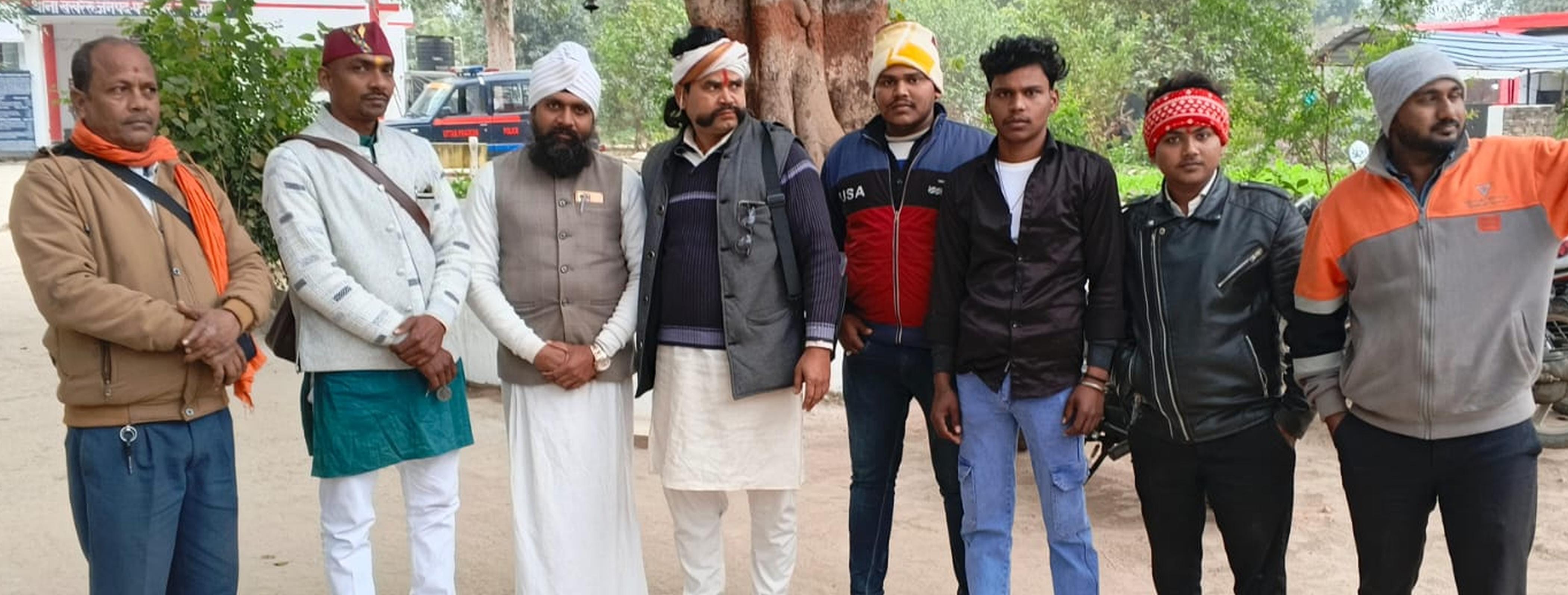 फोटो-37-खखरेरू थाने में जमा हिंदू संगठन कार्यकर्ता। संवाद फोटो-37-खखरेरू थाने में जमा हिंदू संगठन कार्यकर्ता। संवाद