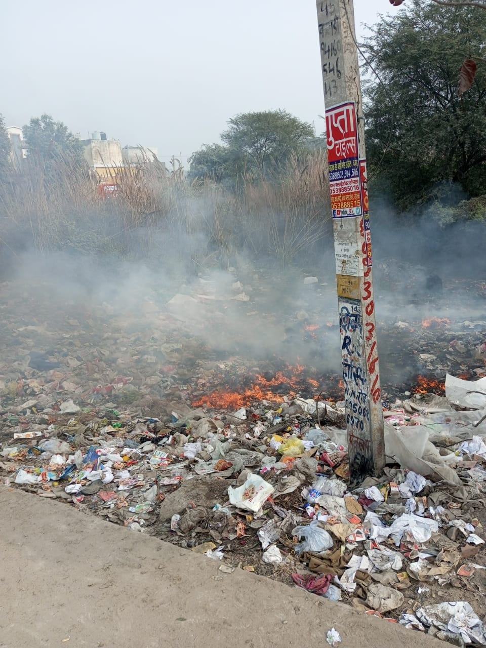 -फोटो 53 : सांखोल गांव में खुले में पड़े कूड़े के ढेर में लगाई गई आग। स्रोत ग्रामीण -फोटो 53 : सांखोल गांव में खुले में पड़े कूड़े के ढेर में लगाई गई आग। स्रोत ग्रामीण