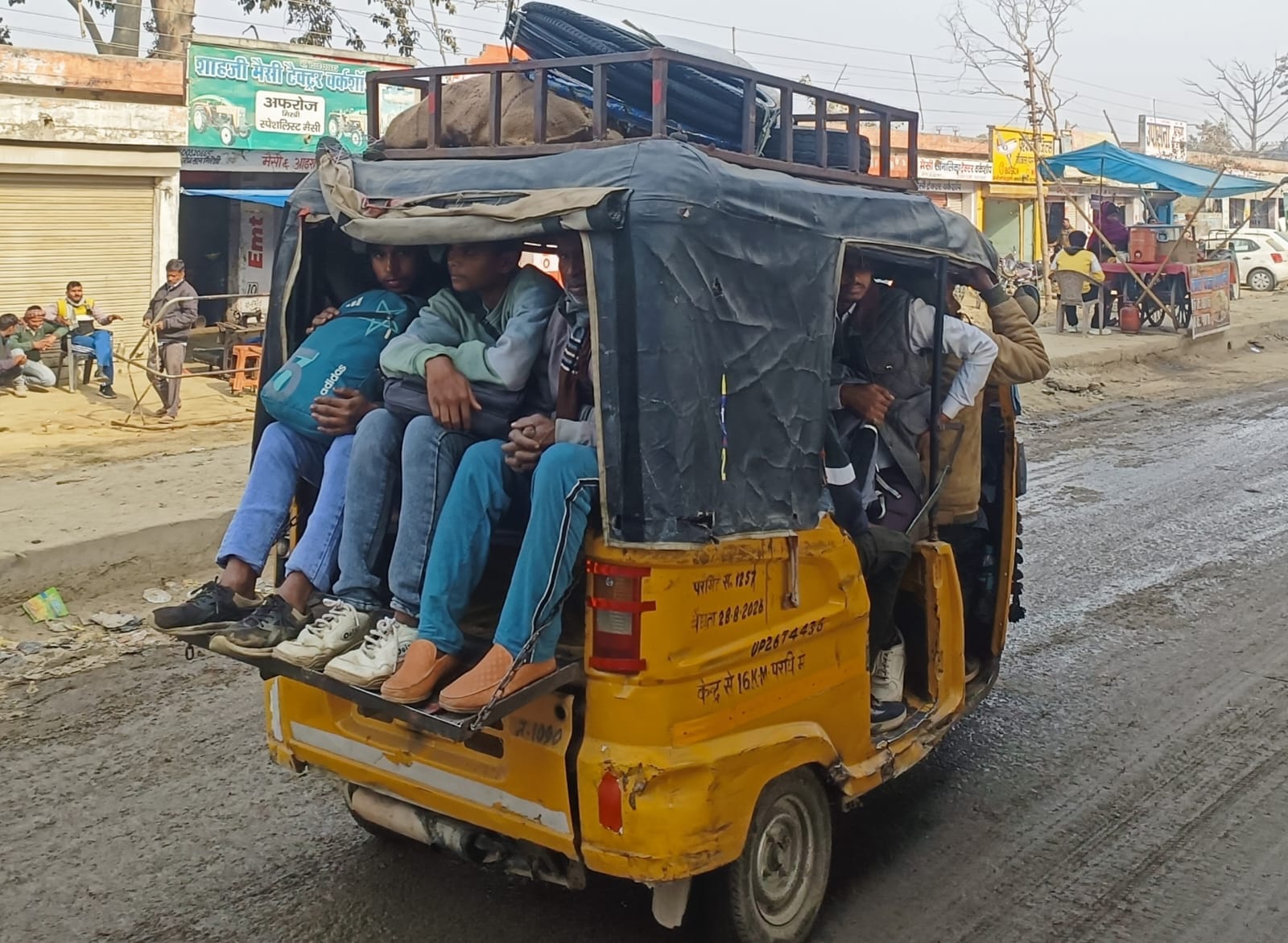 गौहनिया चौराहे पर माधोटांडा जाने के लिए खड़े डग्गामार वाहन। संवाद