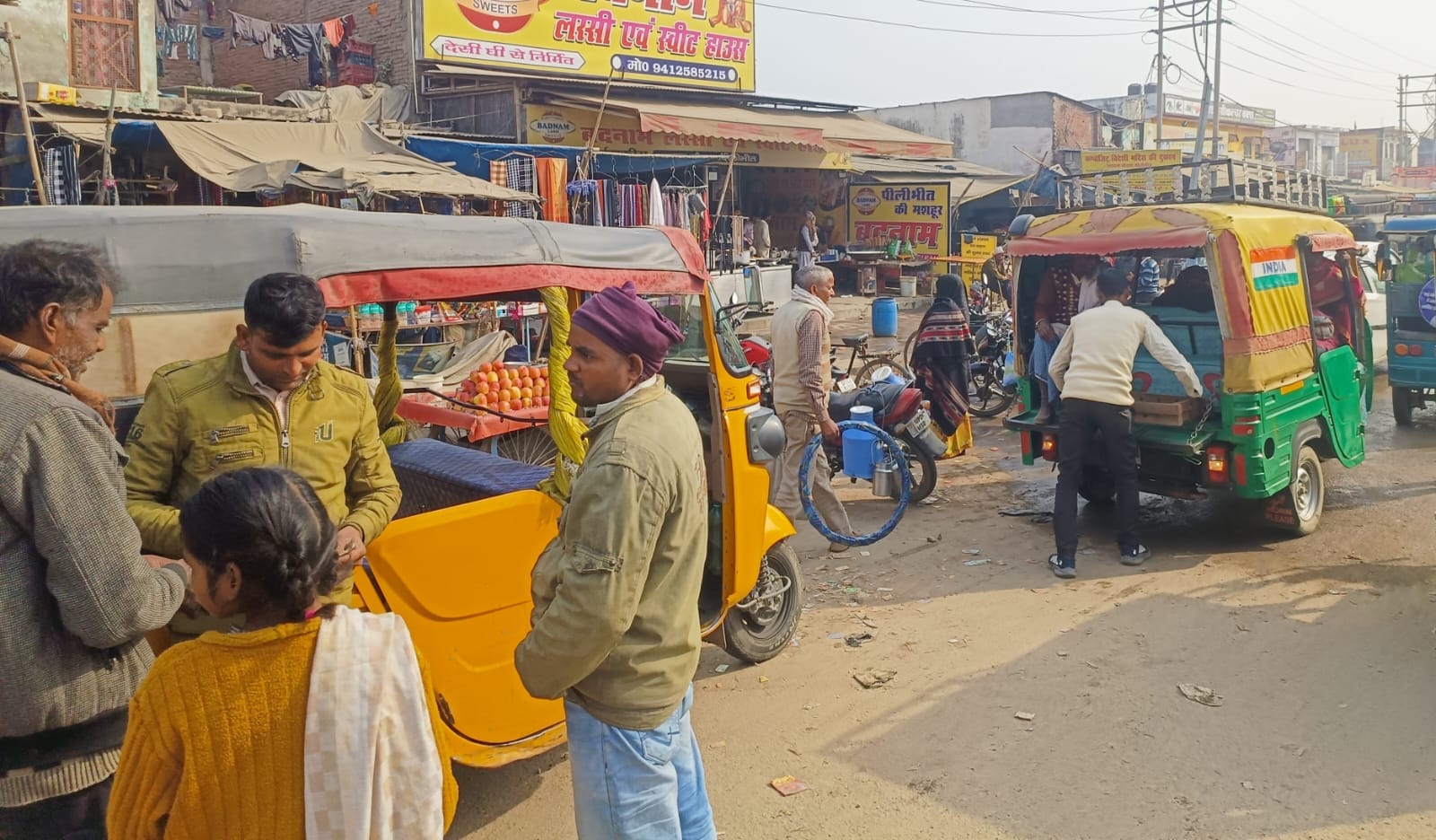 गौहनिया चौराहे पर माधोटांडा जाने के लिए खड़े डग्गामार वाहन। संवाद