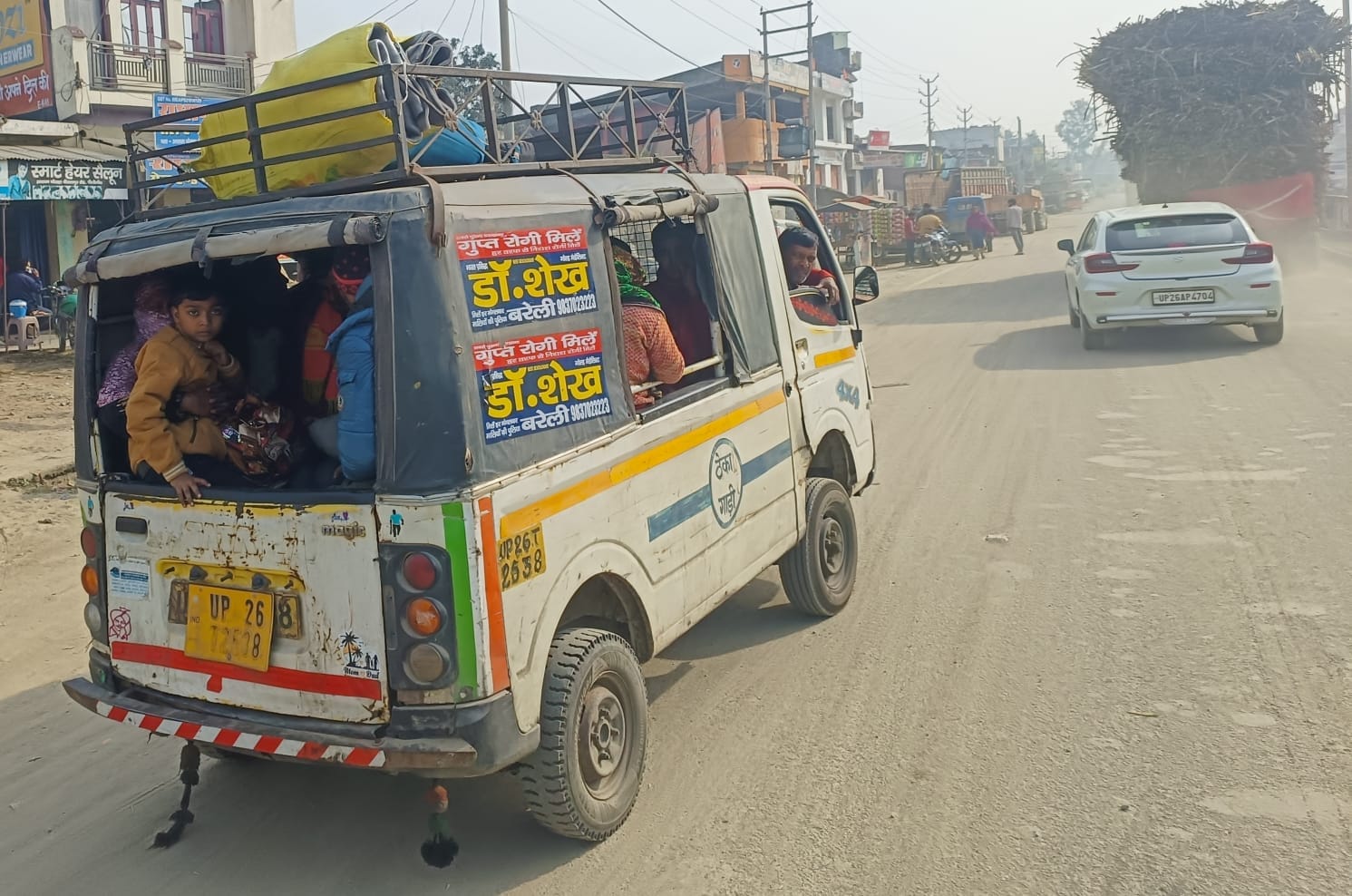 गौहनिया चौराहे पर माधोटांडा जाने के लिए खड़े डग्गामार वाहन। संवाद
