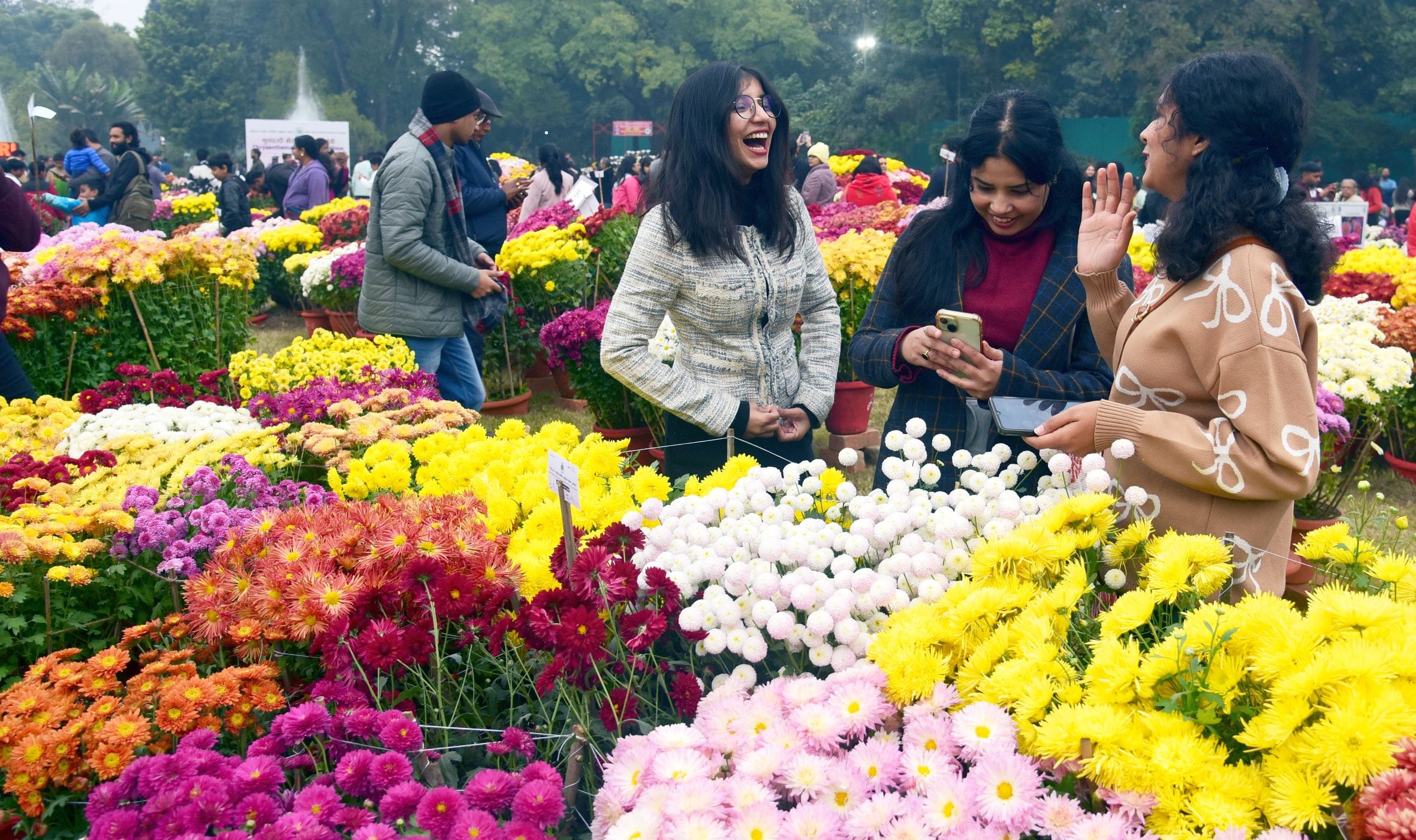 गुलदाउदी व कोलियस पुष्प प्रदर्शनी–2025 रविवार शाम खुशबू, सुकून और अनगिनत यादों को समेटे विदा हो गुलदाउदी व कोलियस पुष्प प्रदर्शनी–2025 रविवार शाम खुशबू, सुकून और अनगिनत यादों को समेटे विदा हो