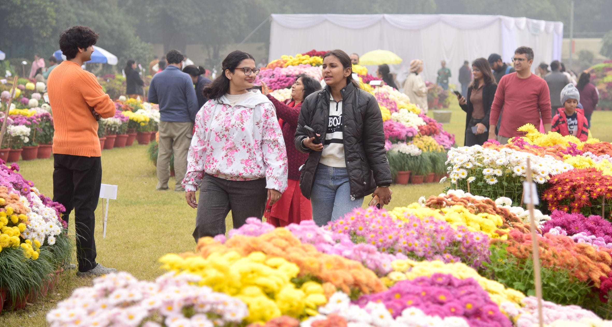 गुलदाउदी व कोलियस पुष्प प्रदर्शनी–2025 रविवार शाम खुशबू, सुकून और अनगिनत यादों को समेटे विदा हो गुलदाउदी व कोलियस पुष्प प्रदर्शनी–2025 रविवार शाम खुशबू, सुकून और अनगिनत यादों को समेटे विदा हो