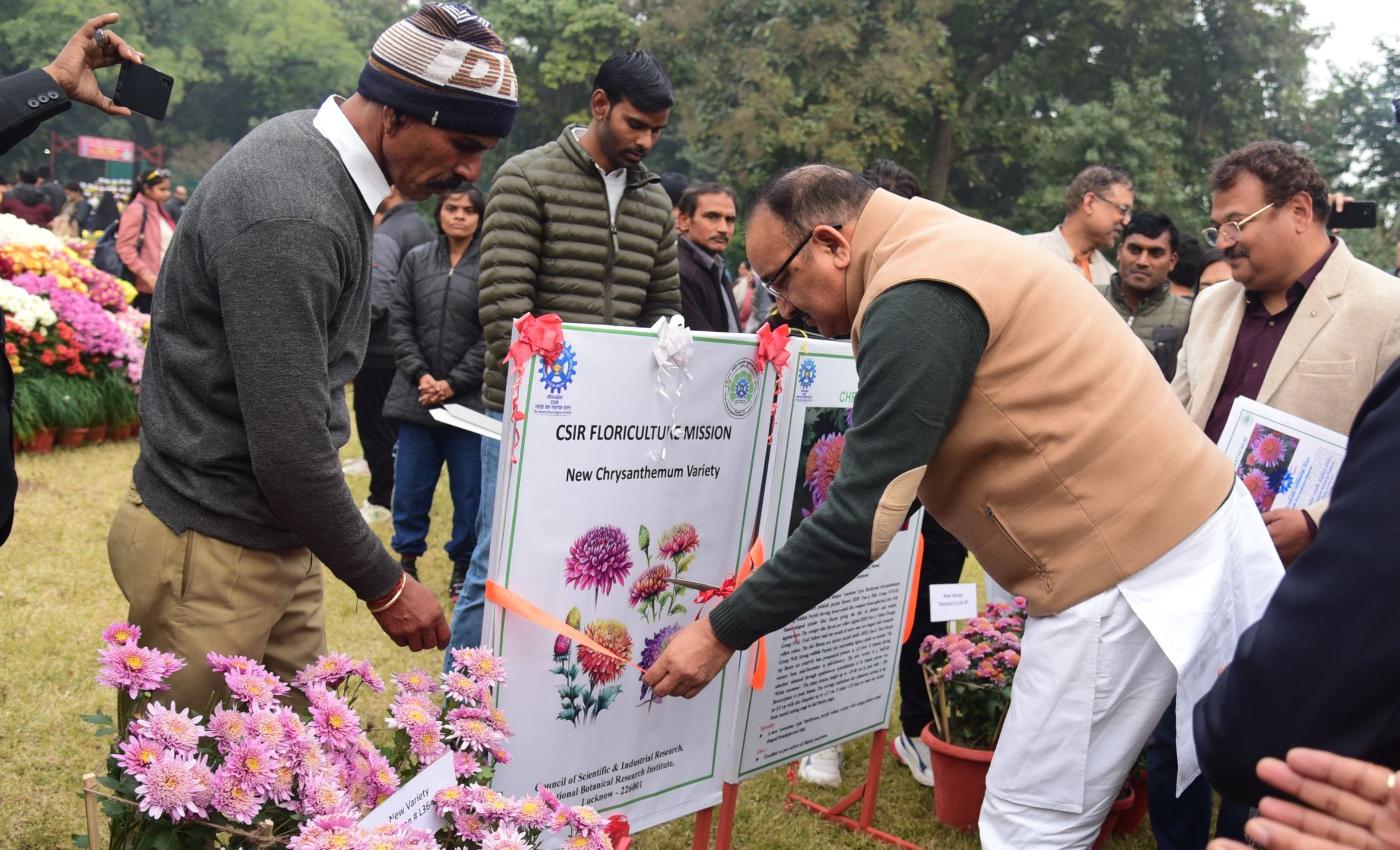 गुलदाउदी व कोलियस पुष्प प्रदर्शनी–2025 रविवार शाम खुशबू, सुकून और अनगिनत यादों को समेटे विदा हो गुलदाउदी व कोलियस पुष्प प्रदर्शनी–2025 रविवार शाम खुशबू, सुकून और अनगिनत यादों को समेटे विदा हो