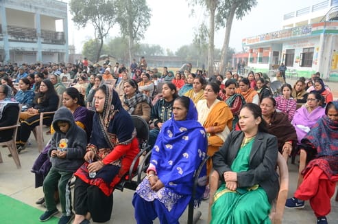 गर्ल्स हायर सेकेंडरी स्कूल परिसर में आयोजित हिंदू सम्मेलन को संबोधित करते मुख्य वक्ता।संवाद गर्ल्स हायर सेकेंडरी स्कूल परिसर में आयोजित हिंदू सम्मेलन को संबोधित करते मुख्य वक्ता।संवाद