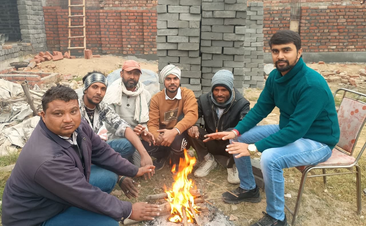 गाधरी-व्यासपुर स्टेट हाईवे पर कोहरे से निकलते वाहन चालक। संवाद गाधरी-व्यासपुर स्टेट हाईवे पर कोहरे से निकलते वाहन चालक। संवाद