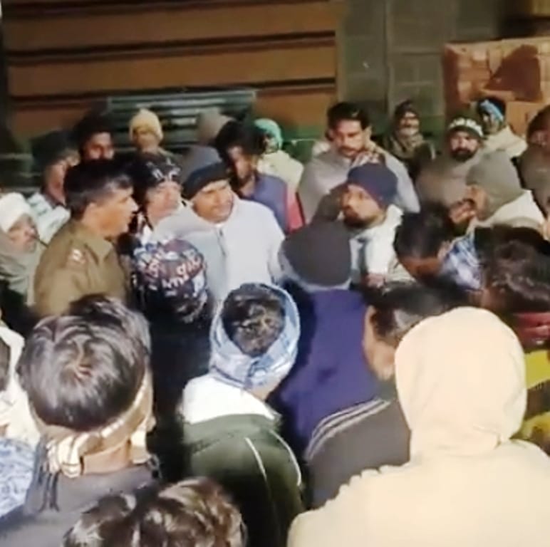 गांव मारवा कलां में ग्रामीणों की ओर से रोके गए डंपर। वायरल वीडियो