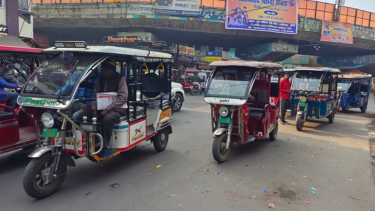 हिदायतनगर चौराहे पर लगा जाम। संवाद
