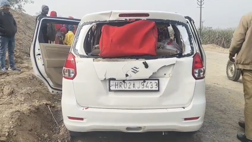 कार के अंदर बिखरे कांच के टुकड़े। संवाद