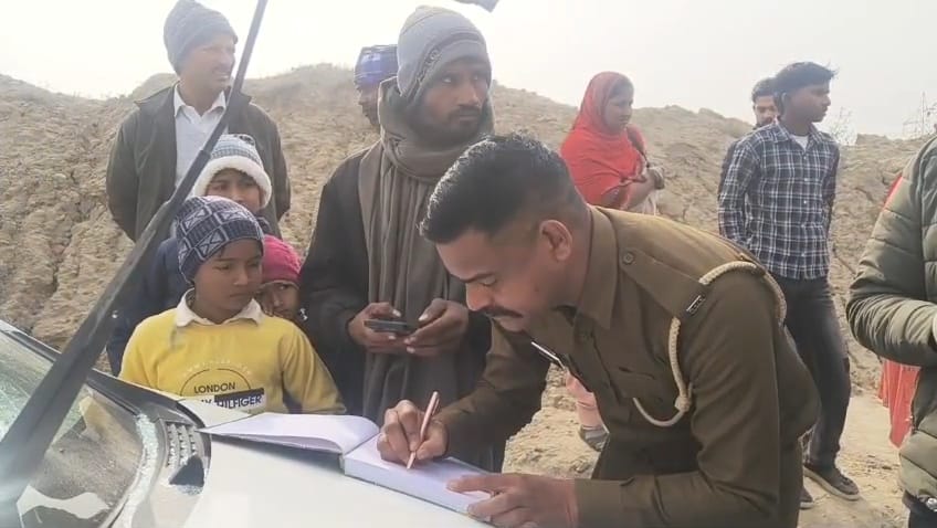 कार के अंदर बिखरे कांच के टुकड़े। संवाद