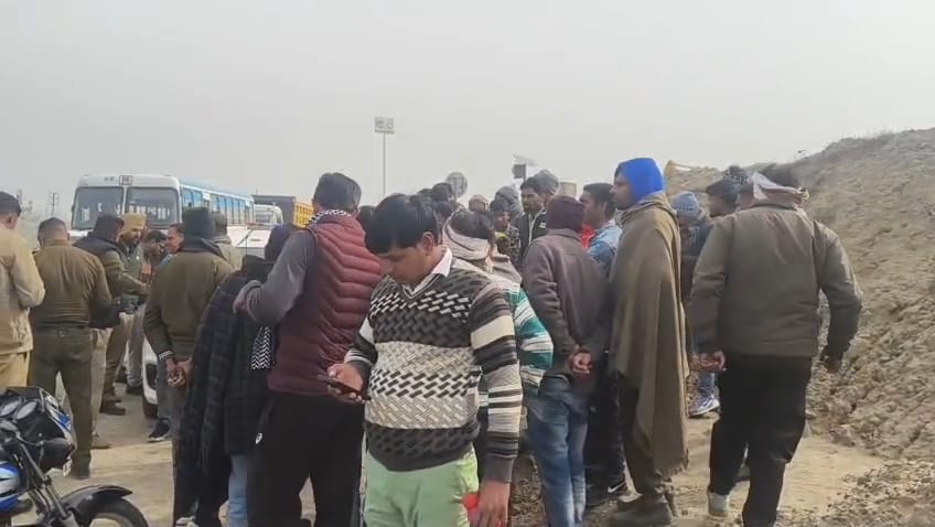 कार के अंदर बिखरे कांच के टुकड़े। संवाद