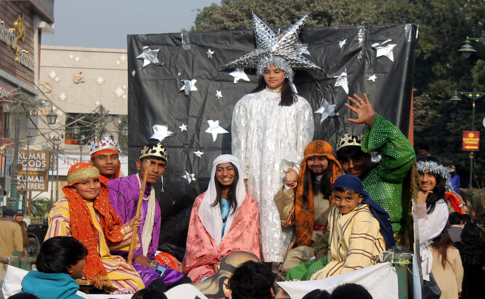 क्रिसमस पर्व की तैयारियों के तहत धर्मपुर बाजार से उपहार सामग्री की खरीदारी करती युवती।--संवाद