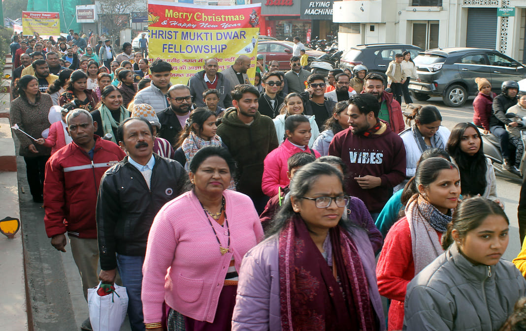 क्रिसमस पर्व की तैयारियों के तहत धर्मपुर बाजार से उपहार सामग्री की खरीदारी करती युवती।--संवाद
