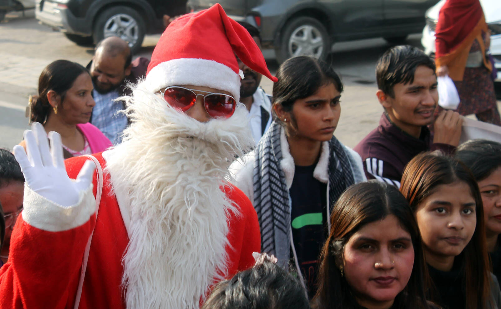 क्रिसमस पर्व की तैयारियों के तहत धर्मपुर बाजार से उपहार सामग्री की खरीदारी करती युवती।--संवाद