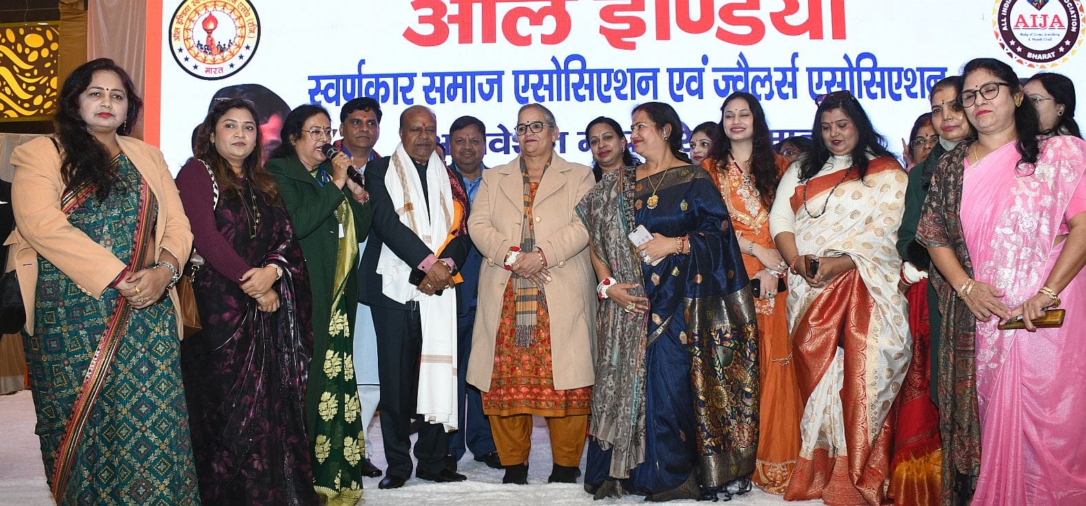 कार्यक्रम में पहुंचे लोग।