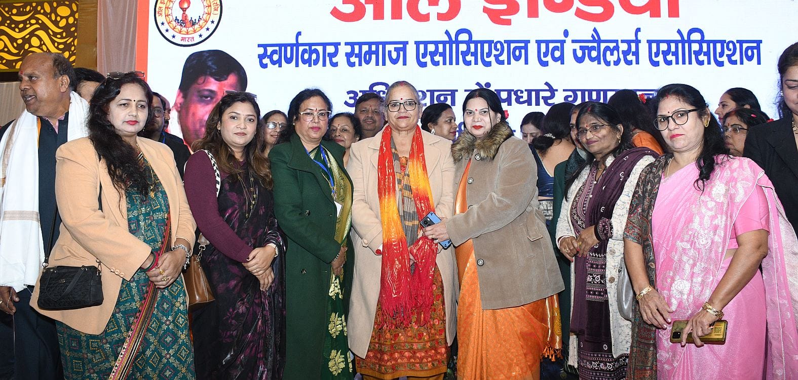 कार्यक्रम में पहुंचे लोग।