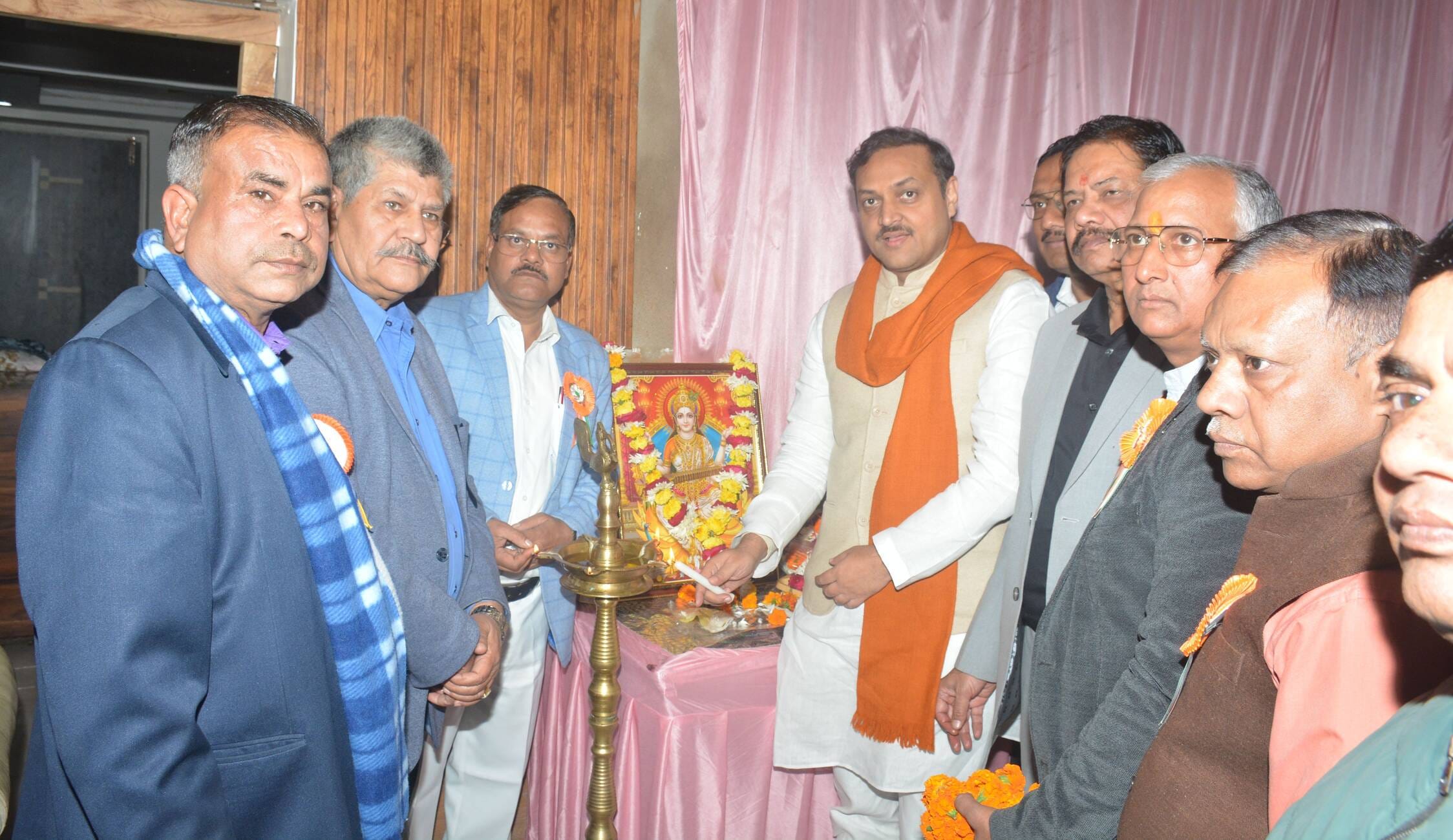 कृष्णानगर में कानपुर रोड पर स्थित गेस्ट हाउस में रविवार दोपहर अधिवक्ता कल्याण समिति, आलमबाग का कृष्णानगर में कानपुर रोड पर स्थित गेस्ट हाउस में रविवार दोपहर अधिवक्ता कल्याण समिति, आलमबाग का