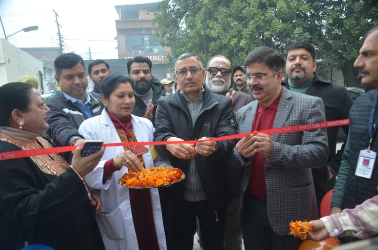 कठुआ में पल्स पोलियो अभियान के दौरान बच्चे को दवा की खुराक पिलाते डीसी राजेश शर्मा। संवाद कठुआ में पल्स पोलियो अभियान के दौरान बच्चे को दवा की खुराक पिलाते डीसी राजेश शर्मा। संवाद