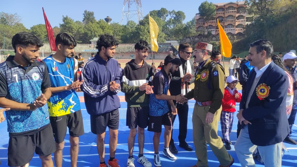 खेल मैदान अणु में अंतर महाविद्यालय खो-खो प्रतियोगिता के दौरान भिड़ते हमीरपर व ठियोग के खिलाड़ी खेल मैदान अणु में अंतर महाविद्यालय खो-खो प्रतियोगिता के दौरान भिड़ते हमीरपर व ठियोग के खिलाड़ी