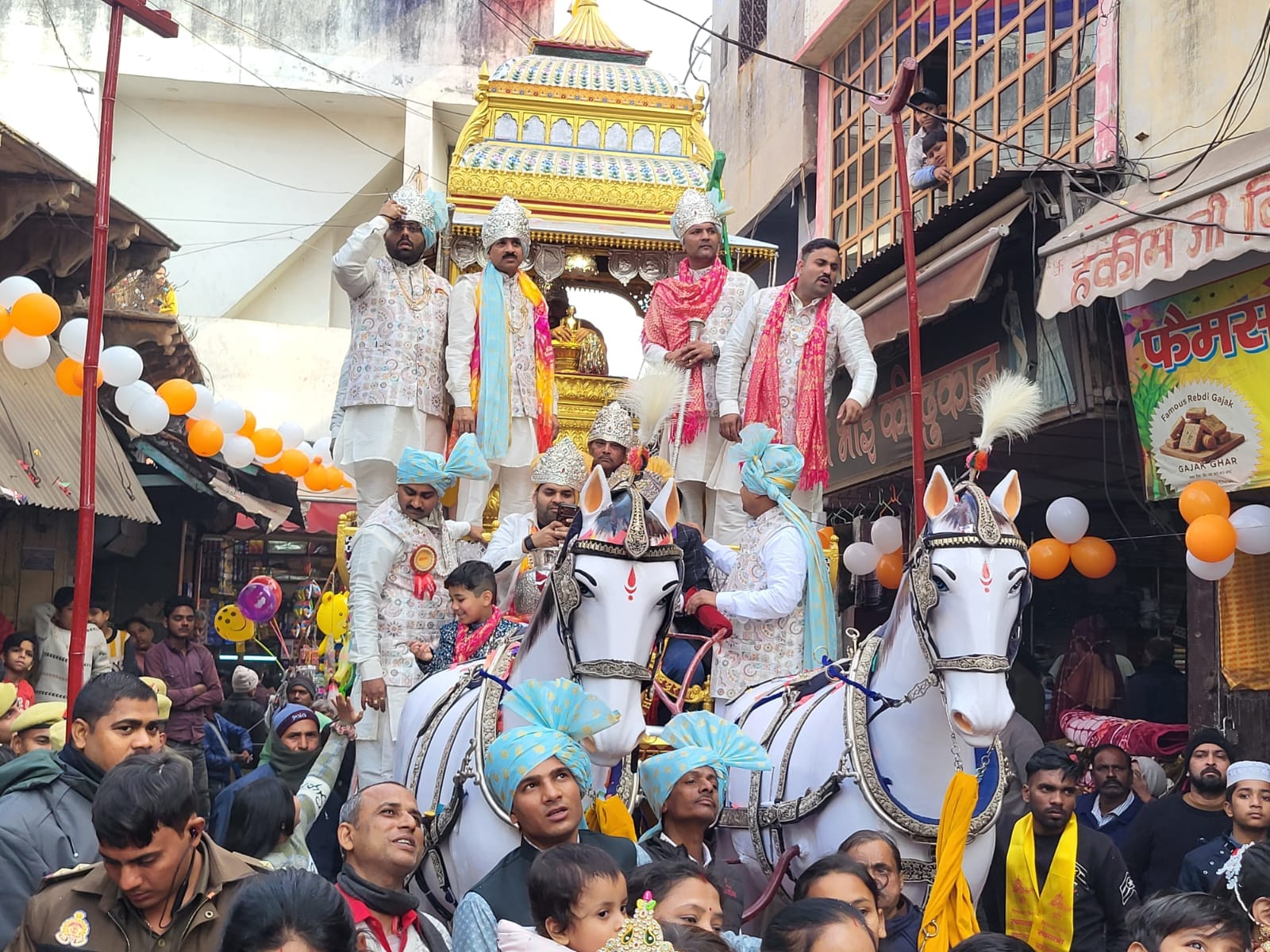खुर्जा में निकाली गई जैन स्वर्ण रथ यात्रा में नृत्य करतीं महिलाएं। संवाद