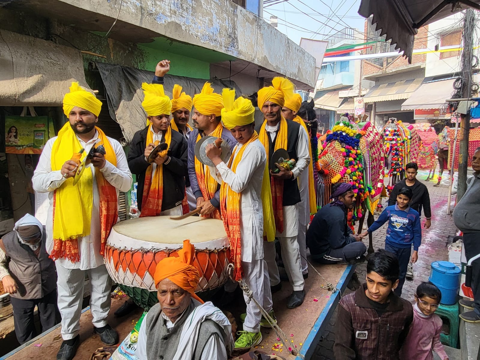 खुर्जा में निकाली गई जैन स्वर्ण रथ यात्रा में नृत्य करतीं महिलाएं। संवाद