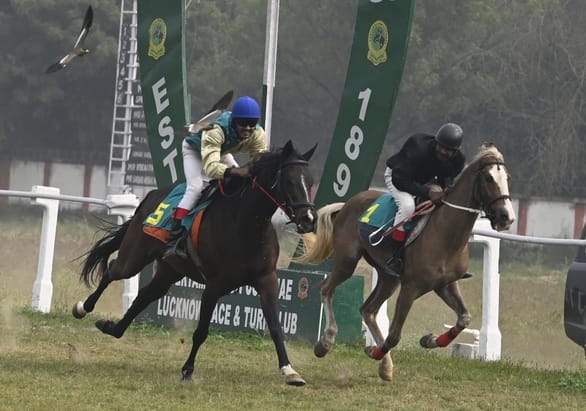 लखनऊ रेसकोर्स में रविवार को आयोजित अर्जुन कप घुडदाैड़ के दाैरान जीत के लिए रफ्तार भरते घोड़े व 