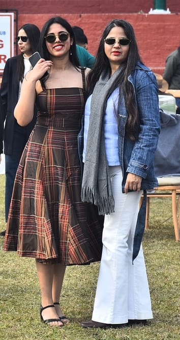 लखनऊ रेसकोर्स में रविवार को आयोजित अर्जुन कप घुडदाैड़ के दाैरान जीत के लिए रफ्तार भरते घोड़े व 